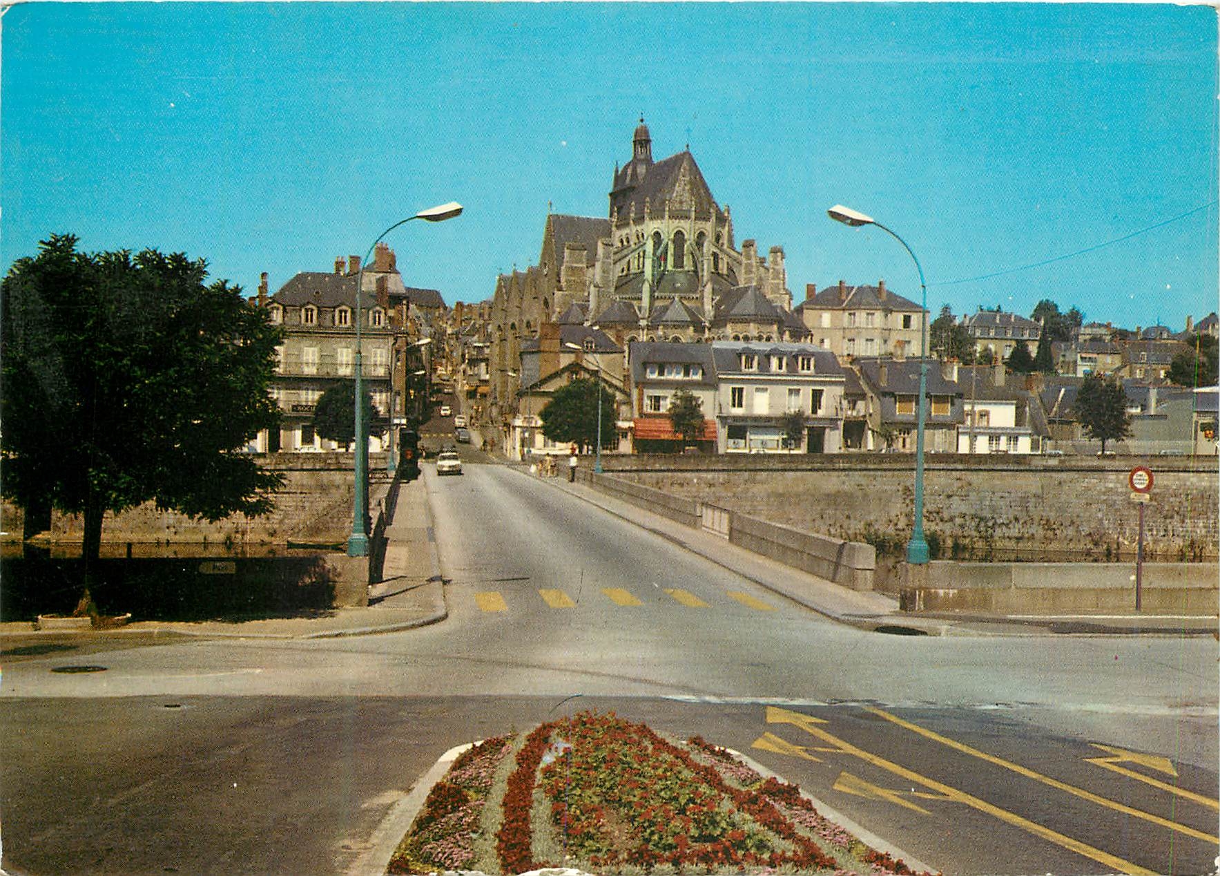 CPM Mayenne le Pont Notre Dame la Basilique et le Chateau