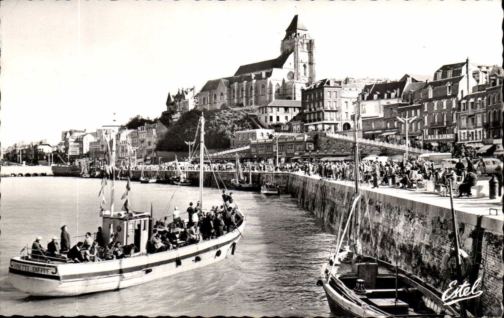 Le Treport CPA le port et l eglise Saint Jacques