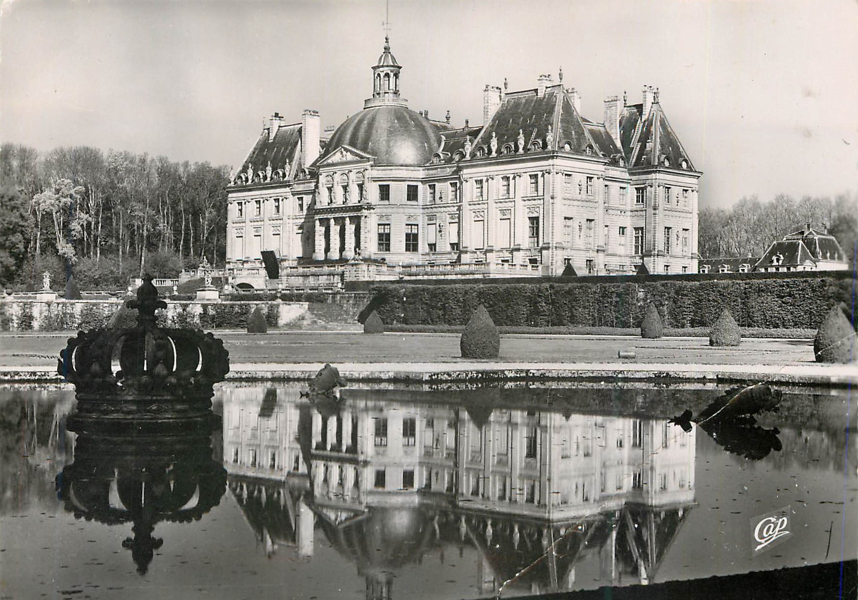 CPM Env de melun vaux le viconte reflet du chateau dans le bassin construit de 1656 a 1661