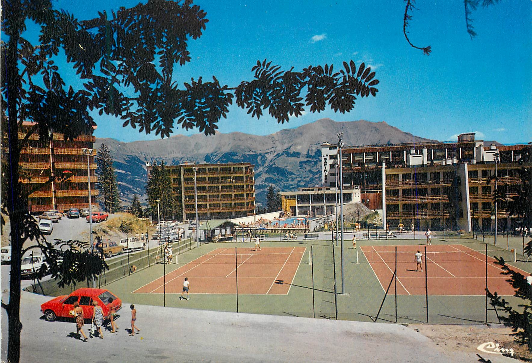 CPM Pra loup (alp de hte prov) alt 1600 2500 m station d'honore bonnet ete hiver centre omnisports Tennis
