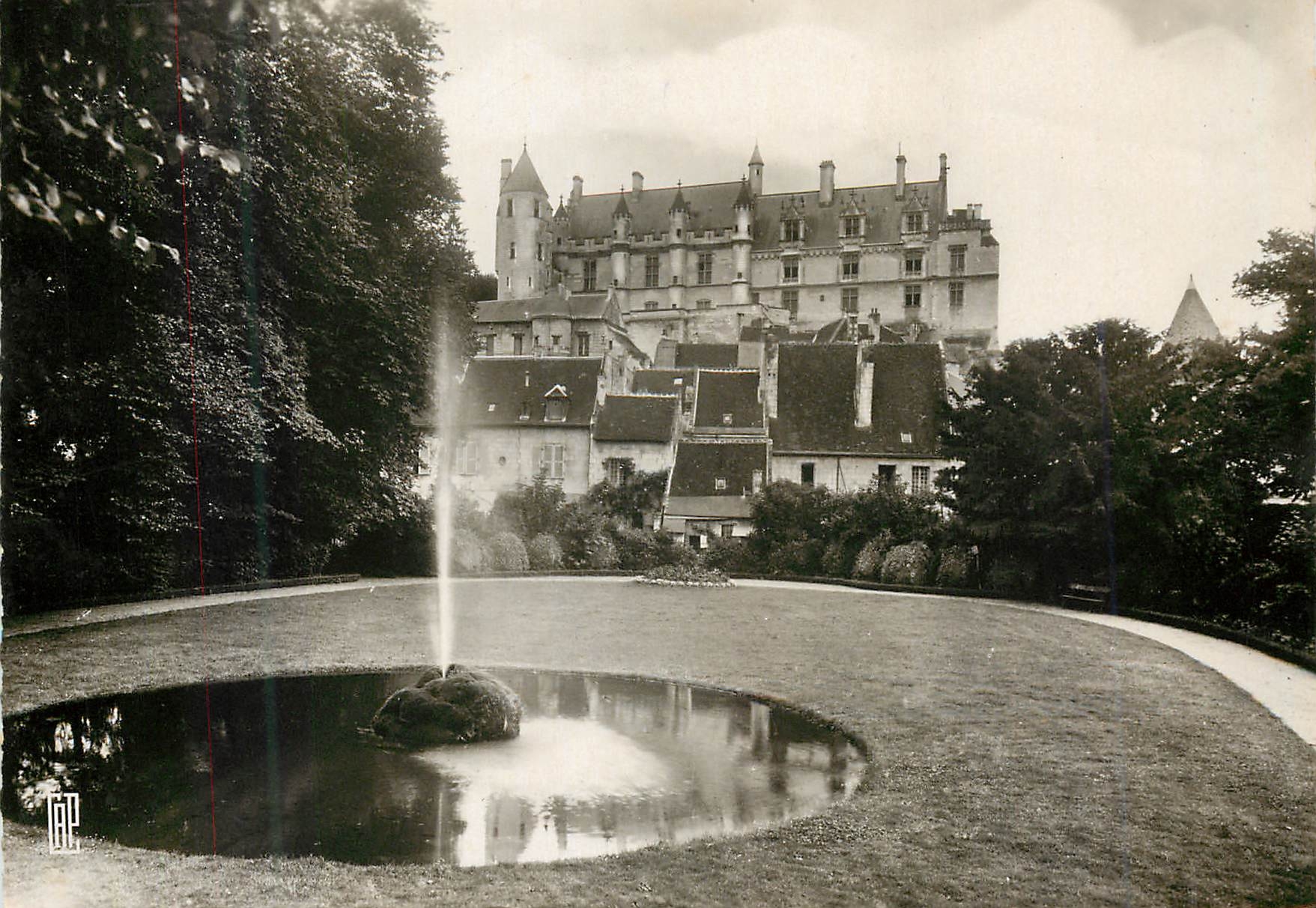 CPM Loches le chateau vu du jardin public