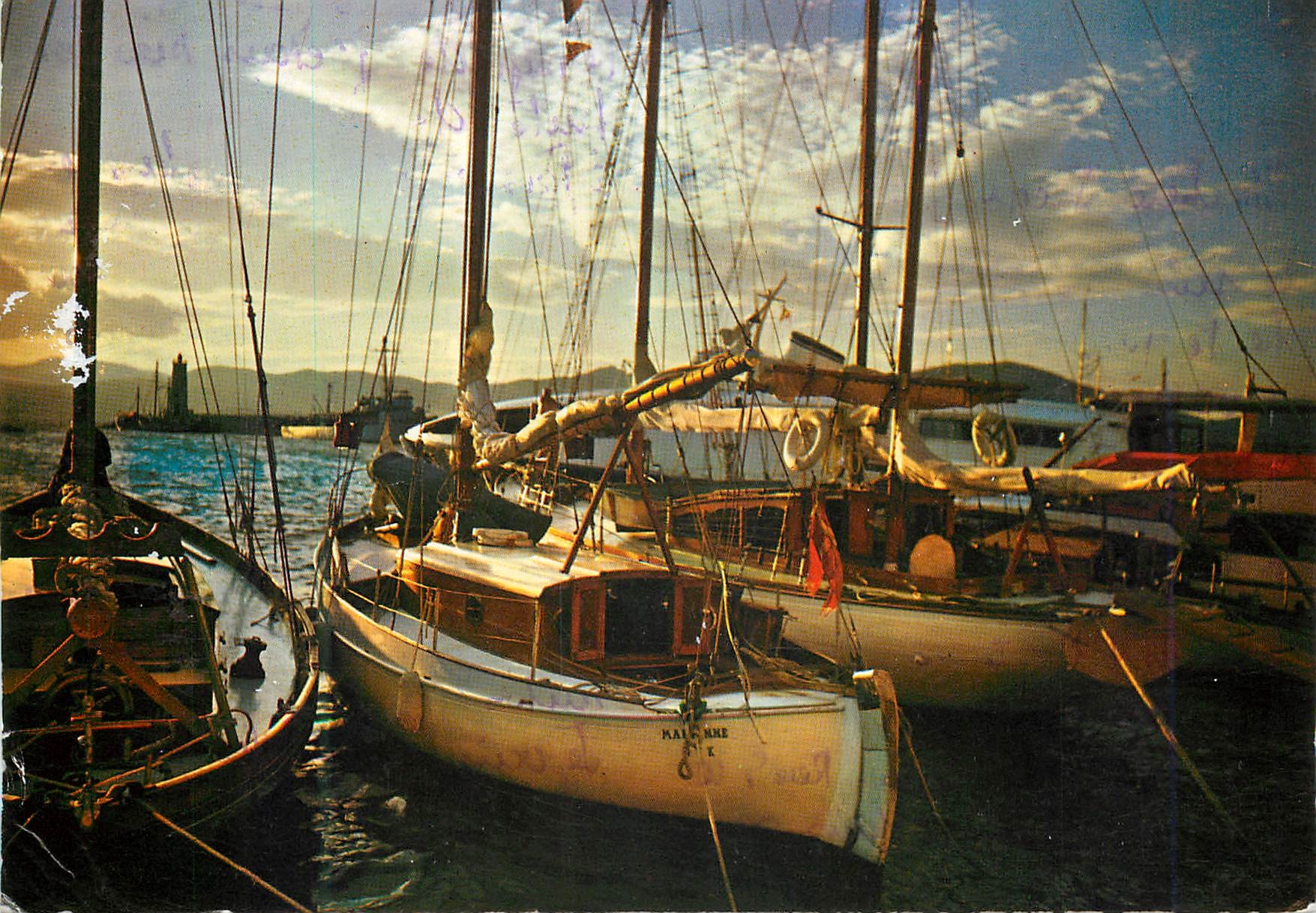 CPM Mediterranee aux rivage sans nuage Bateaux de peche