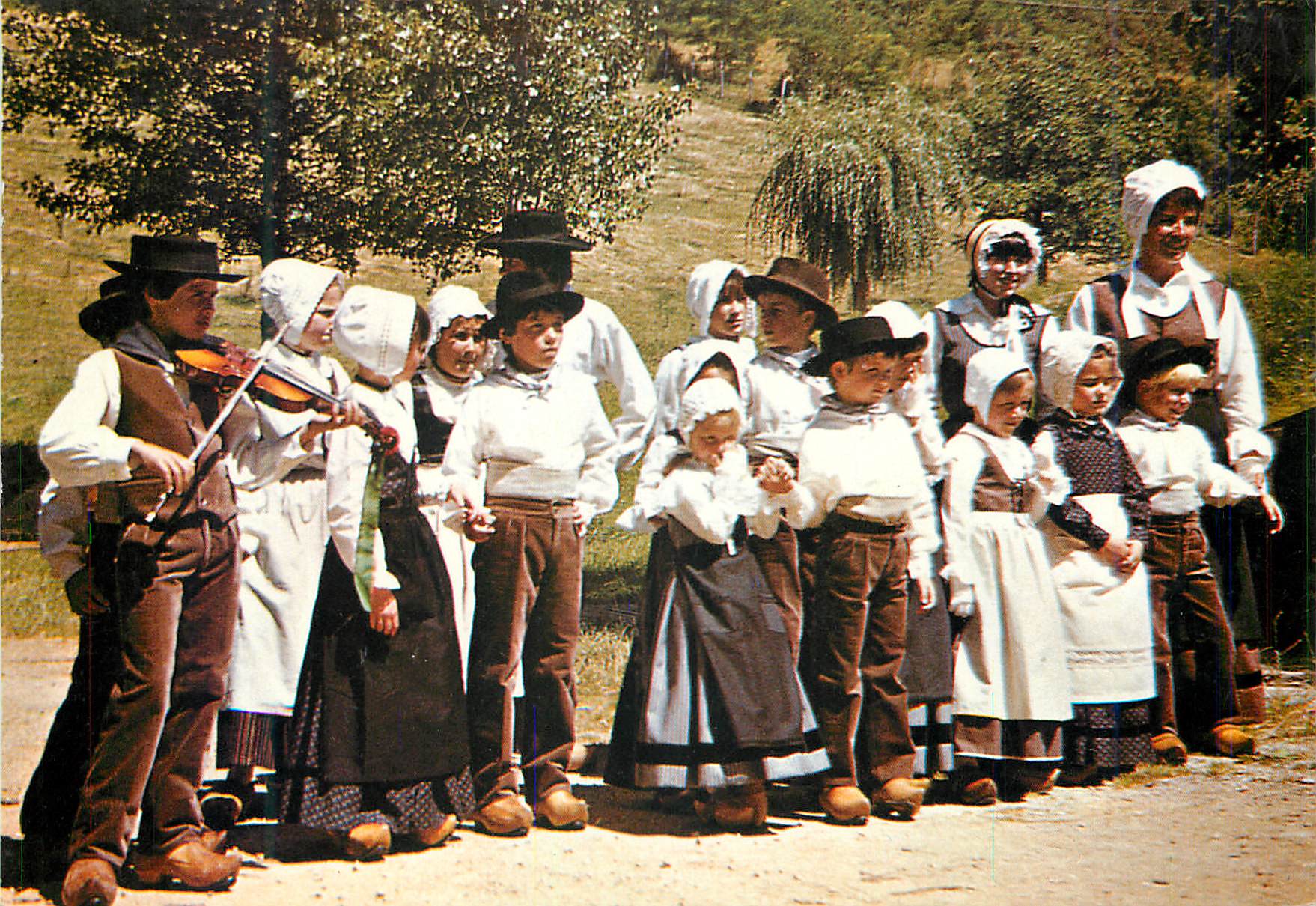 CPM Les petits buffadours de saint pantaleon de larche ensemble de menetriers