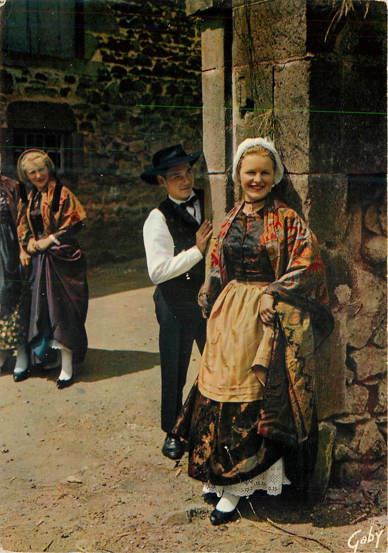 CPM Folklore de france l'auvergne la bouree de rochefort rendez vous