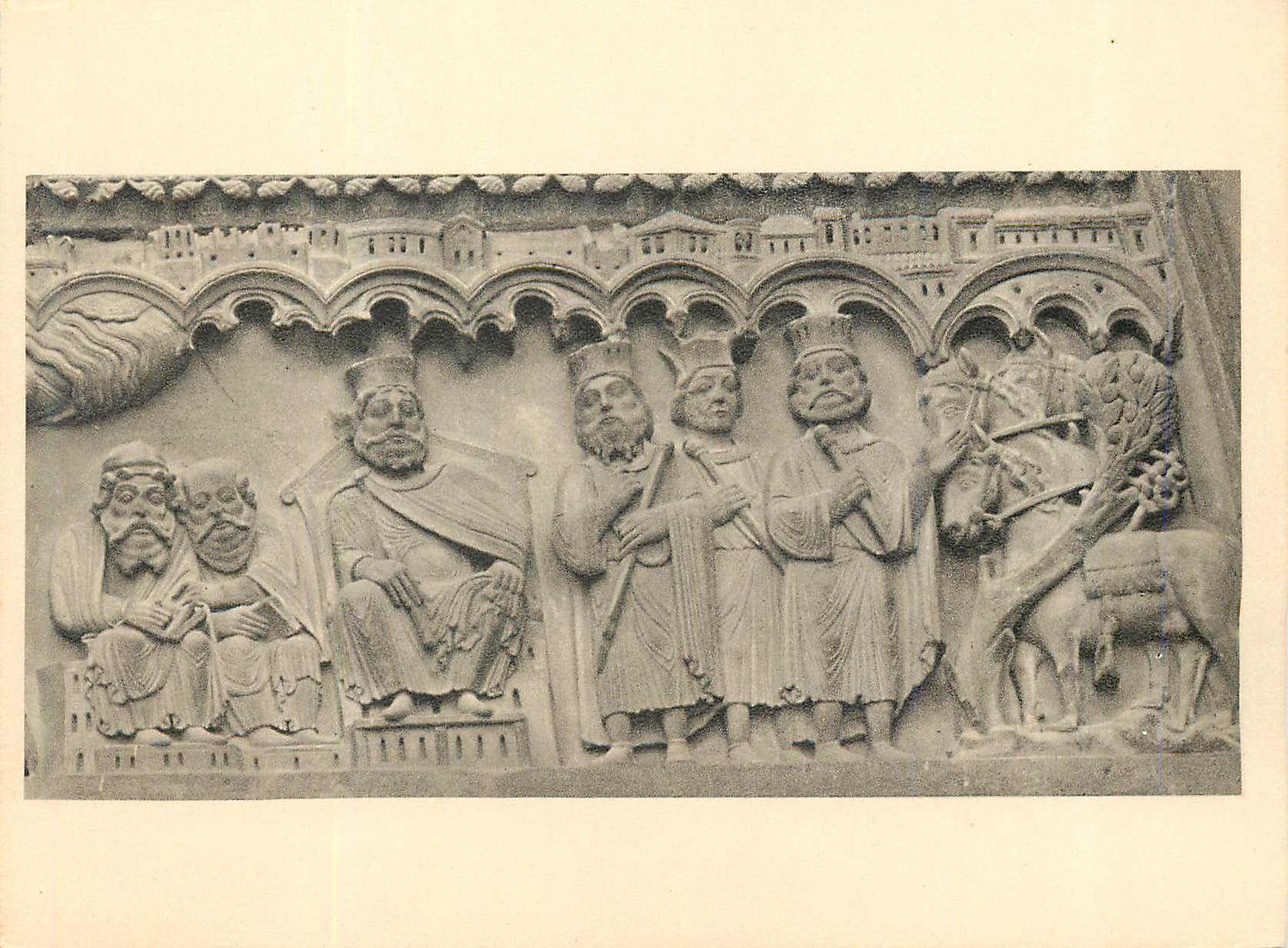 CPM Portail sainte enna detail du tympan scenes de l'enfance du christ Notre Dame de Paris