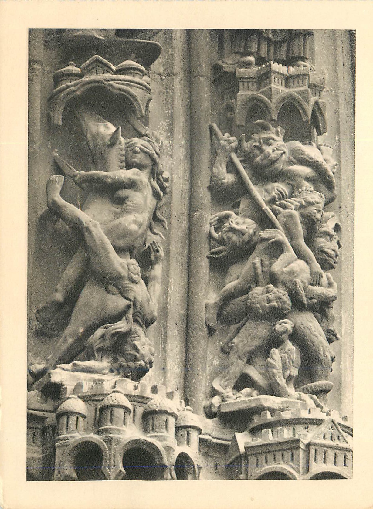 CPM Portail du jugement dernier detail des voussures l'enfer Notre Dame de Paris