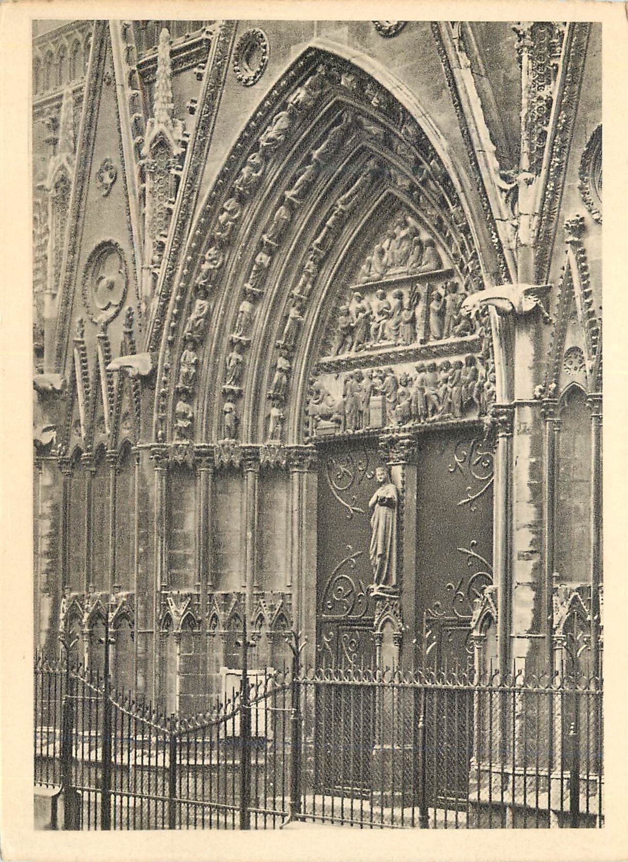 CPM Facade nord du transept portail du cloitre nordfront des querschiffs portal des kreuzganges