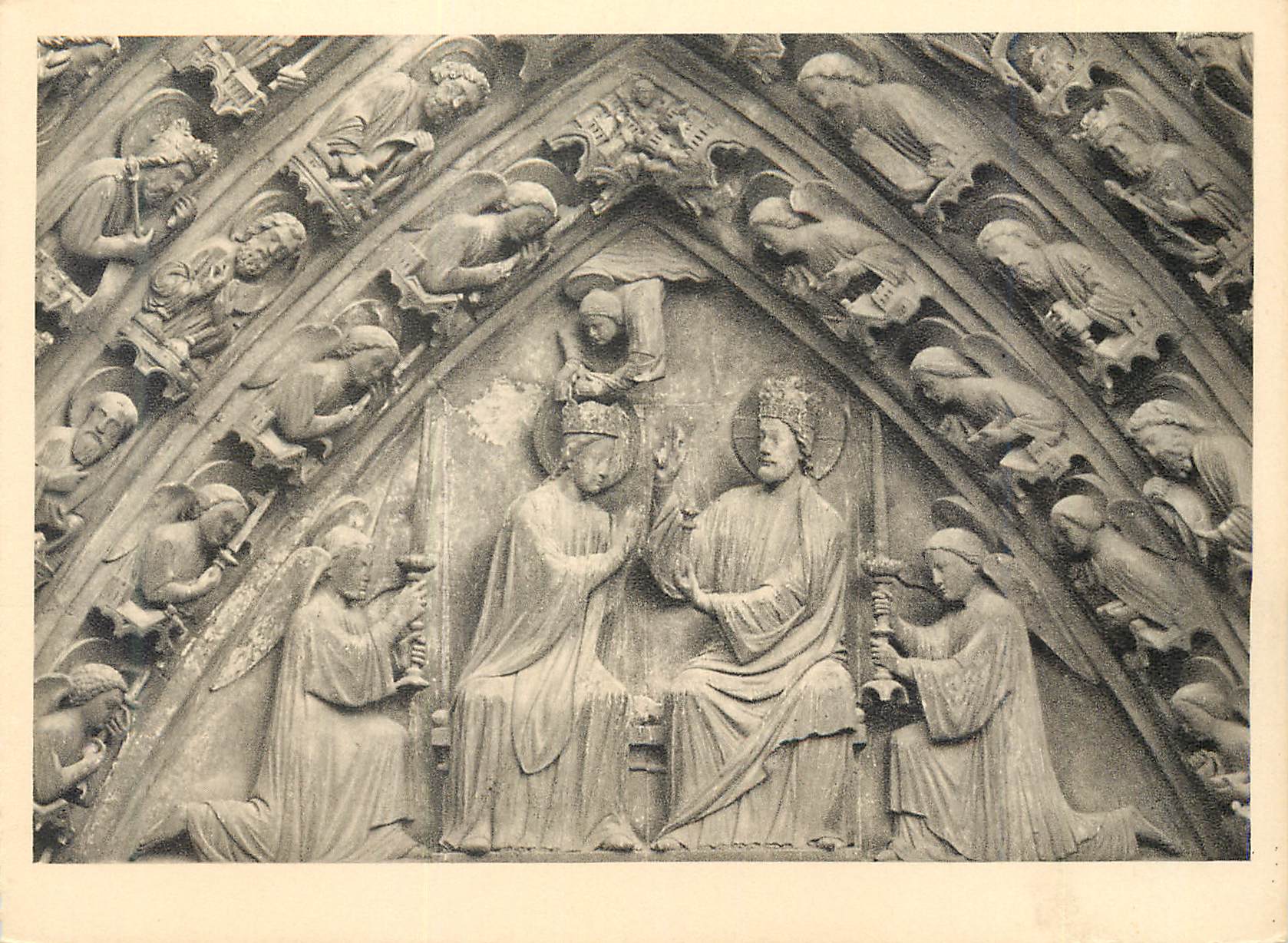 CPM Portail de la vierge detail du tympan couronnement de la vierge portal der jungfrau detail des tympanons kronung der