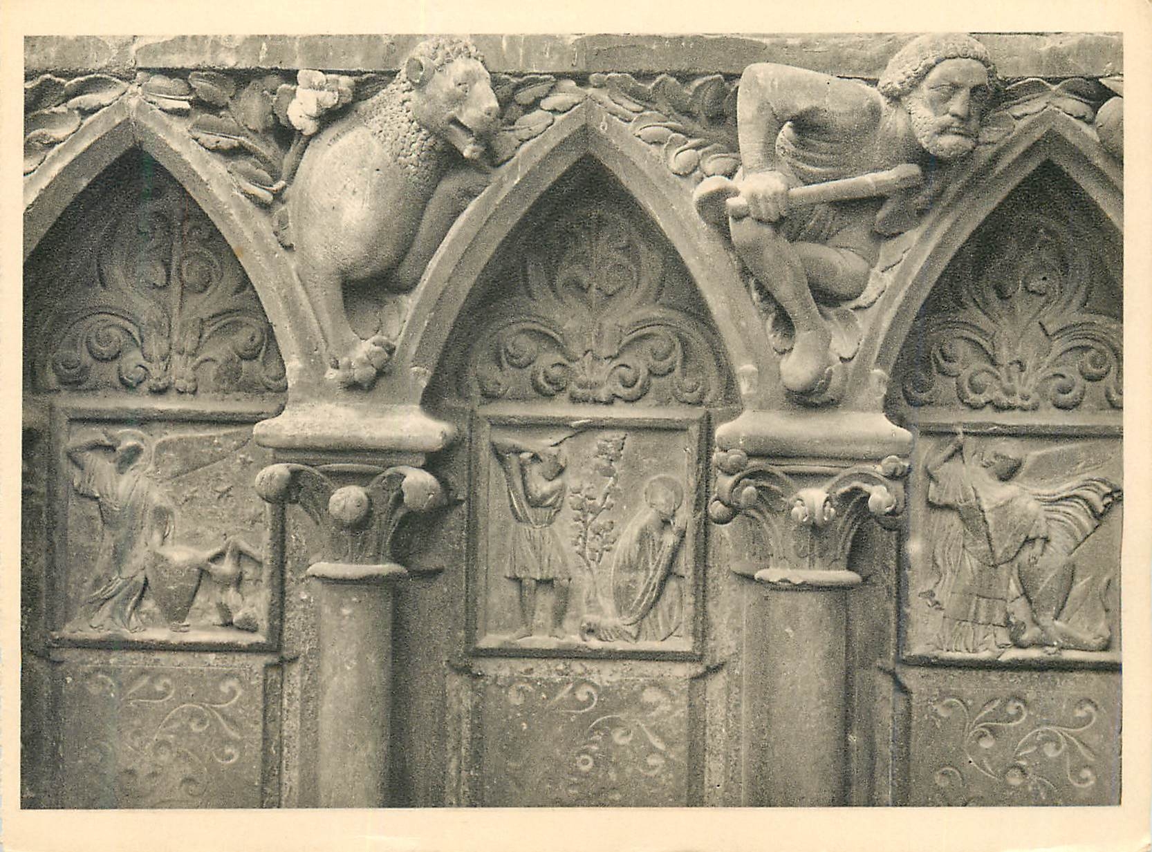 CPM Portail de la vierge detail de l'accature et bas relief des soubassements