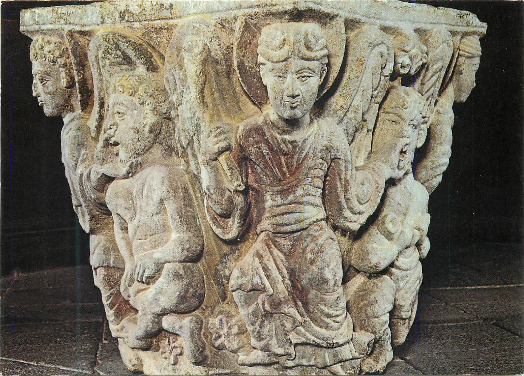 CPM Mozac (puy de dome) abbaye royale (XIIe XIVe s) chapiteau de l'ancien choeur roman decouvert en 1983 les quatre ange