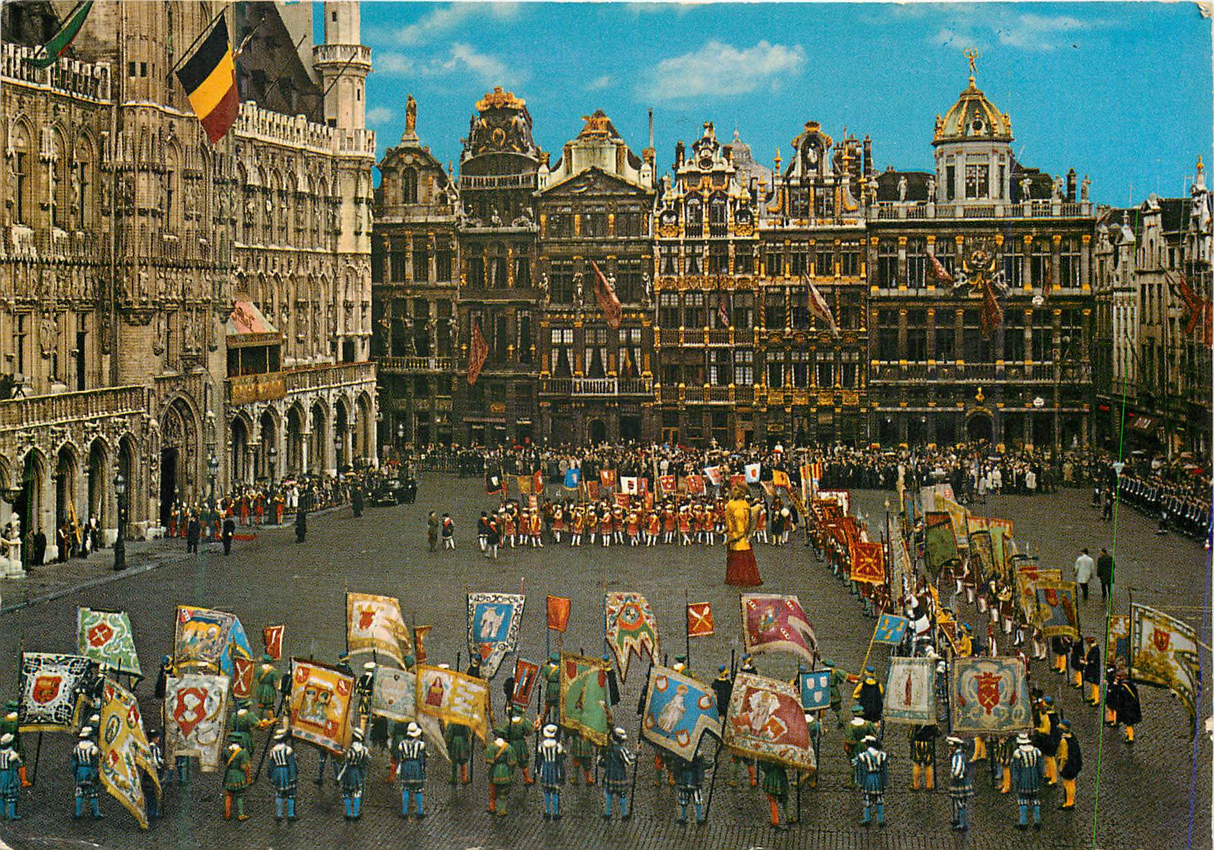 CPM Bruxelles grand place croupe de l'ommegang drapeaux des corporations