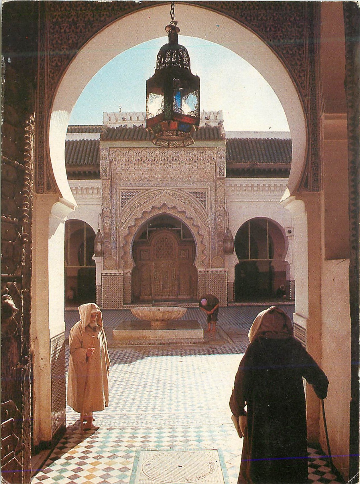 CPM Le monde arabe interieur de la mosquee karaouiyne a fes