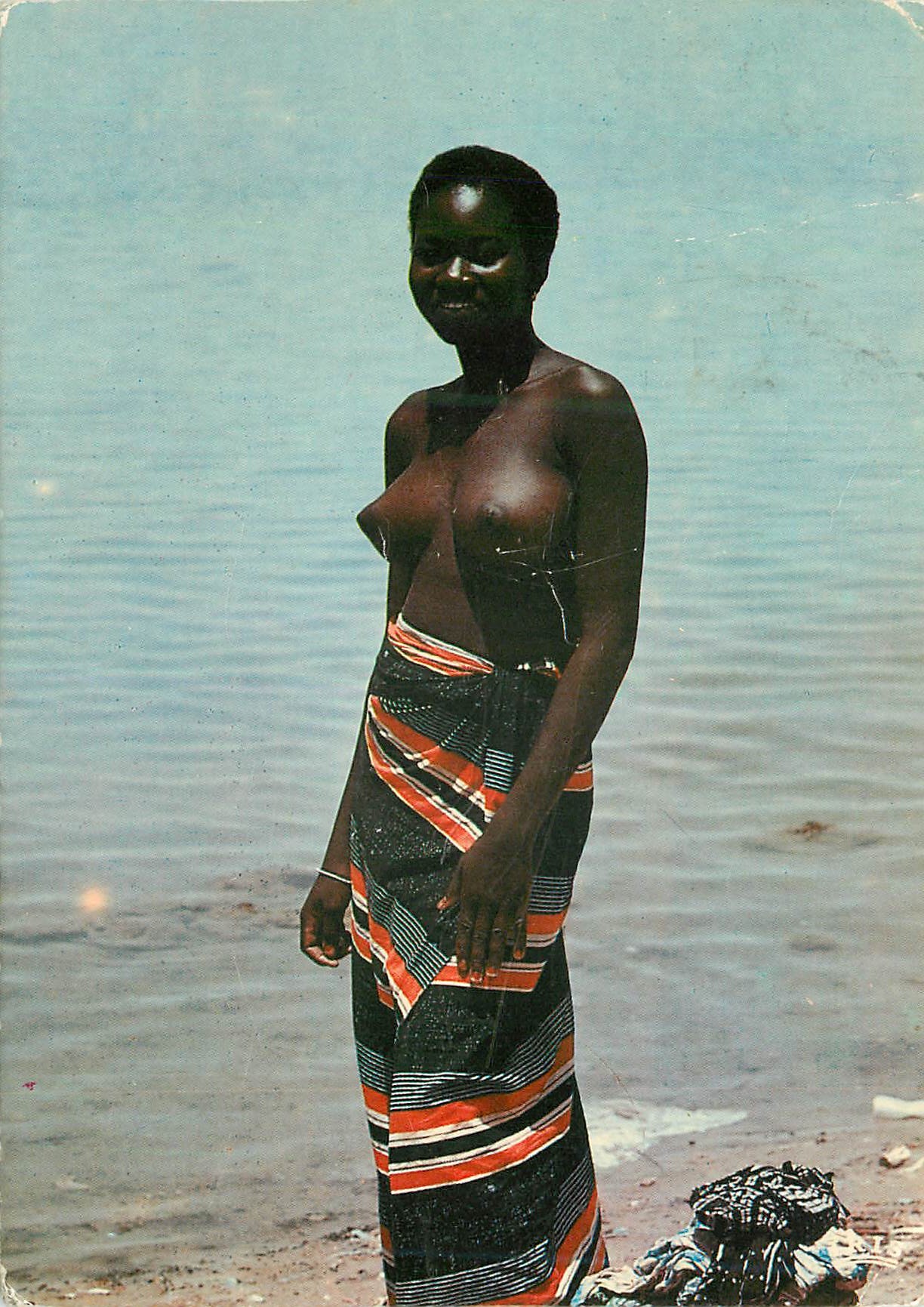Femme au bord du Marigot — Afrique en Couleurs, série 7359 — Cliché Renaudeau