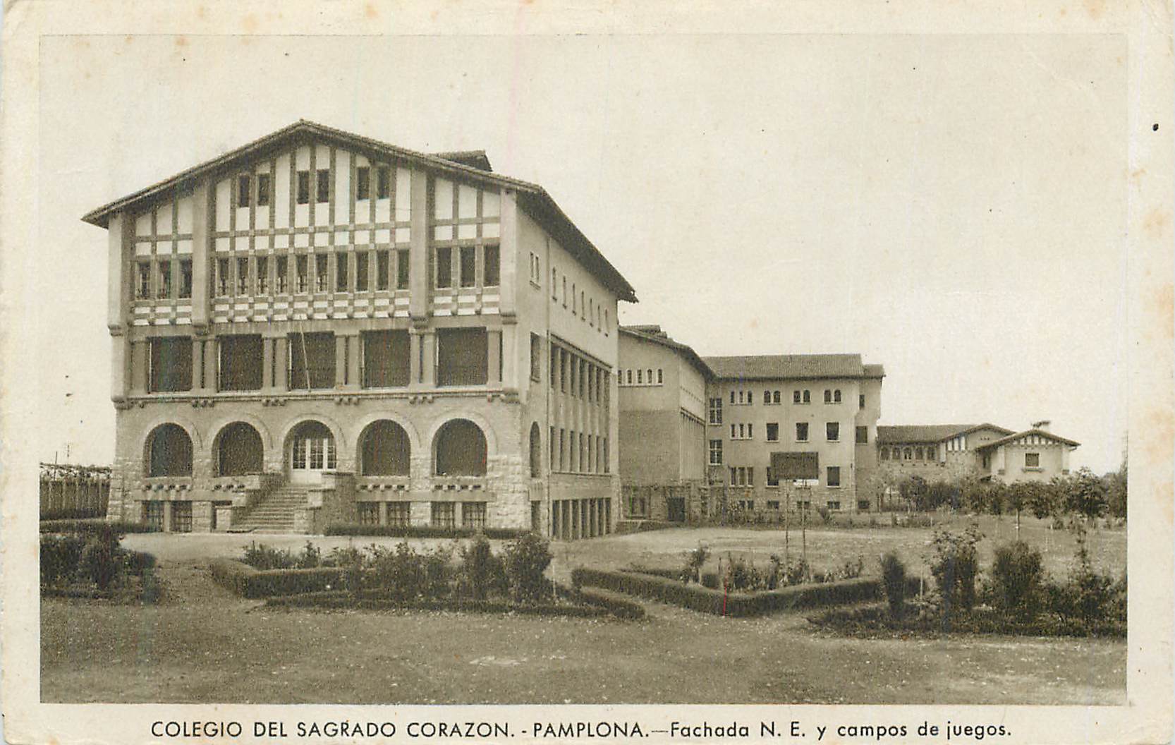 Colegio del Sagrado Corazón - Pamplona — Façade N.E. et champs de jeux