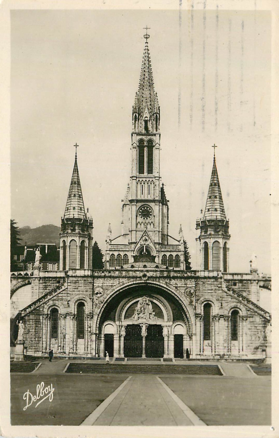 CPA Lourdes (H P) la basilique