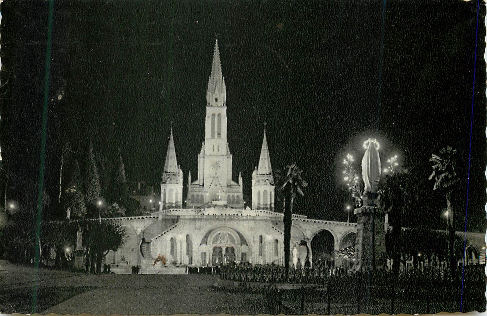 CPM Lourdes la basilique et la vierge couronnee ulluminees