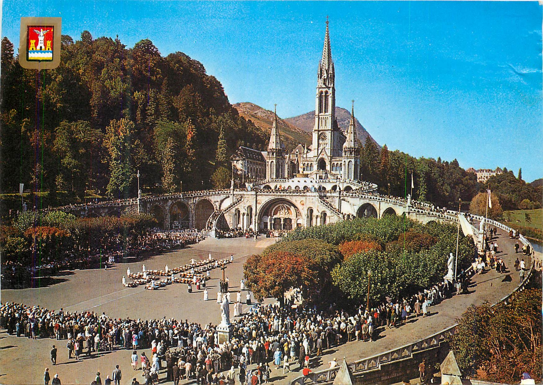 CPM Lourdes les malades assistant au chemin de croix