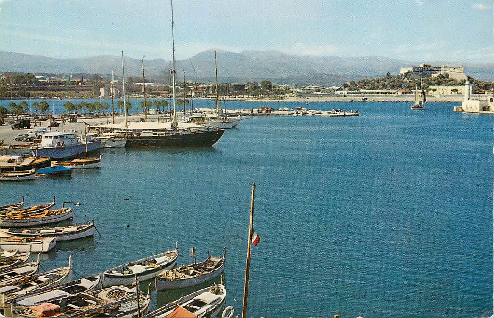 CPM Les sites merveilleux de la cote d'azur antibes (A M) un coin du port au fond fort carre