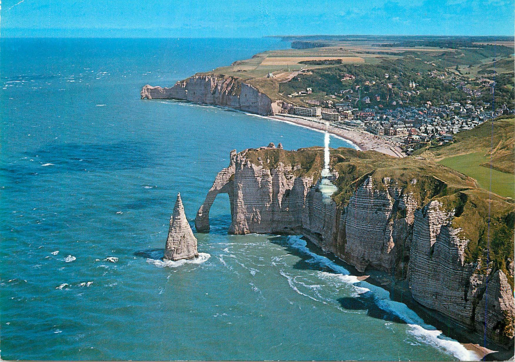 CPM La cote normande etretat (seine Mme) l'aiguille la porte d'aval la plage et les falaises