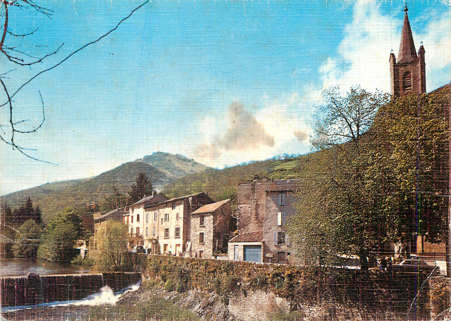 Brusque (Aveyron) — Un des aspects de la ville au bord du Dourdou — Société des Cartes Postales APA-POUX