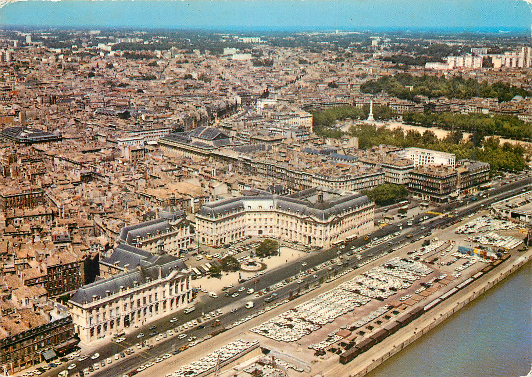 CPM Bordeaux (Gironde) vue sur la place de la bourse au fond la cite du grand parc