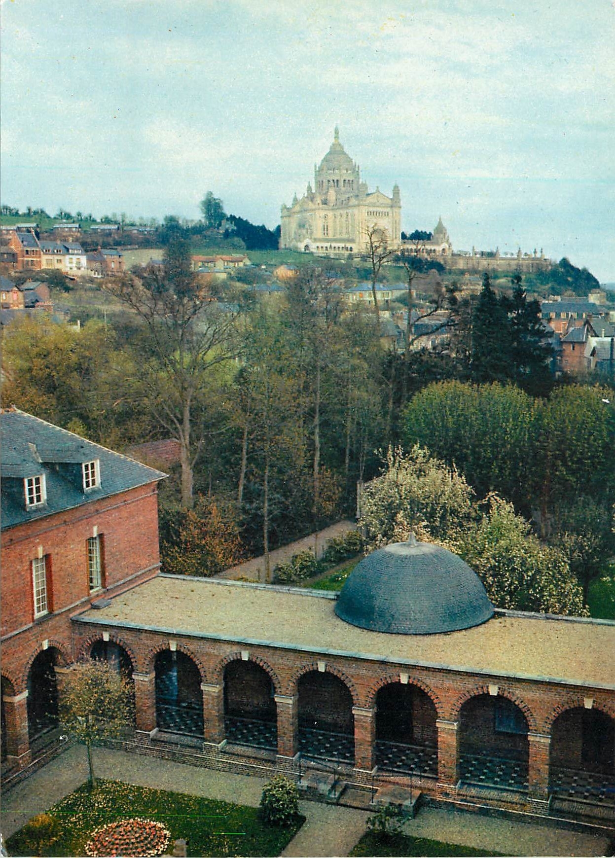 CPM La basilique de lisieux vue du carmel de l'humulite a la gloire