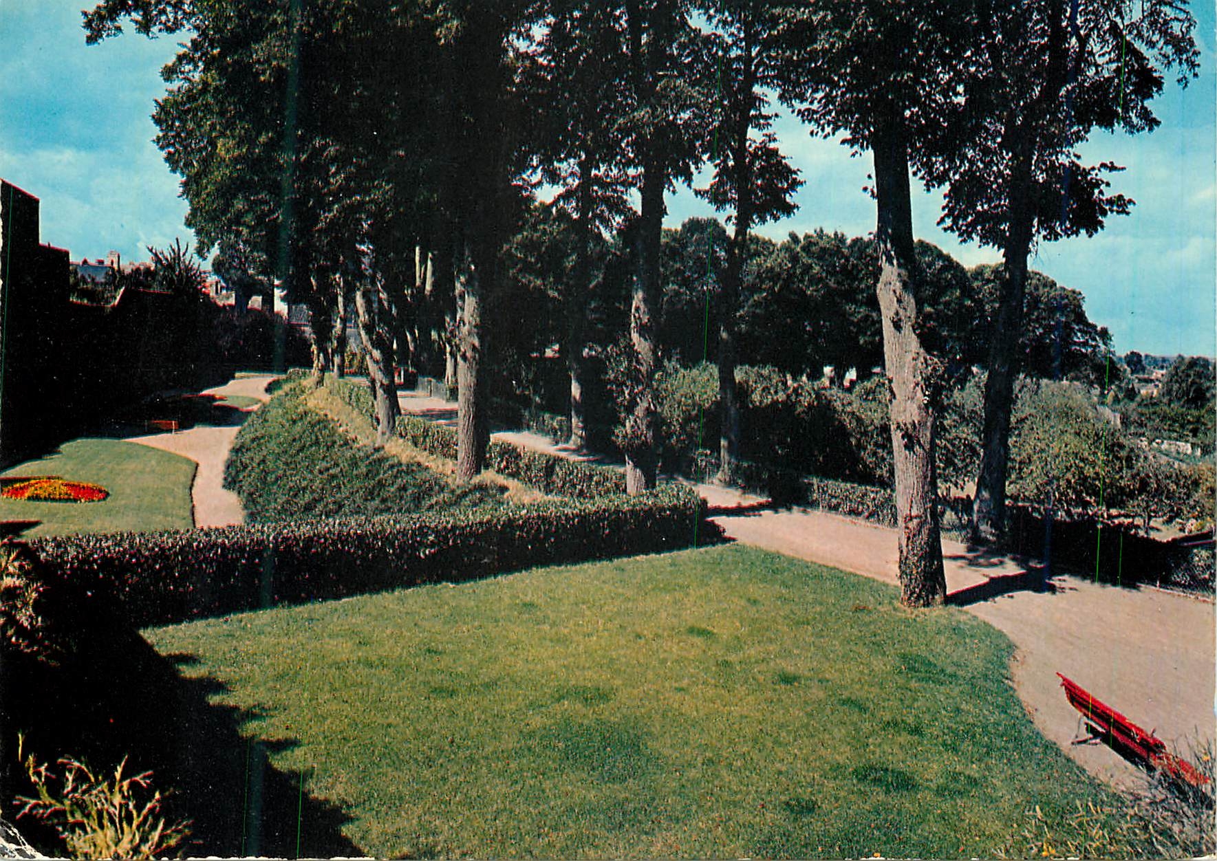 CPM Dol de bretagne (I e V) promenade des douves vue sur les mont dol et le marais