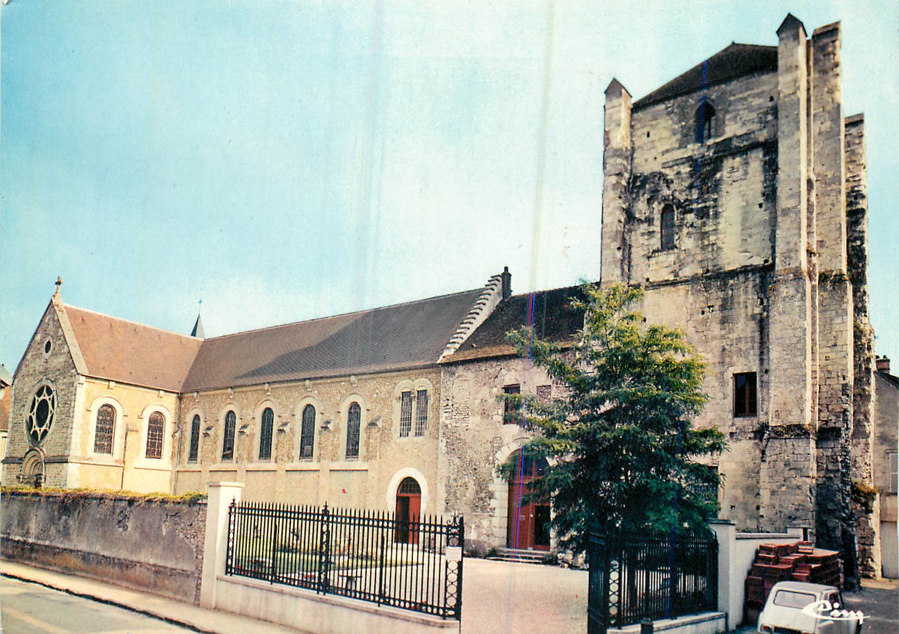 Jouarre (S.-et-M.) — La tour (XIIe s.) — Nouvelle entrée du monastère