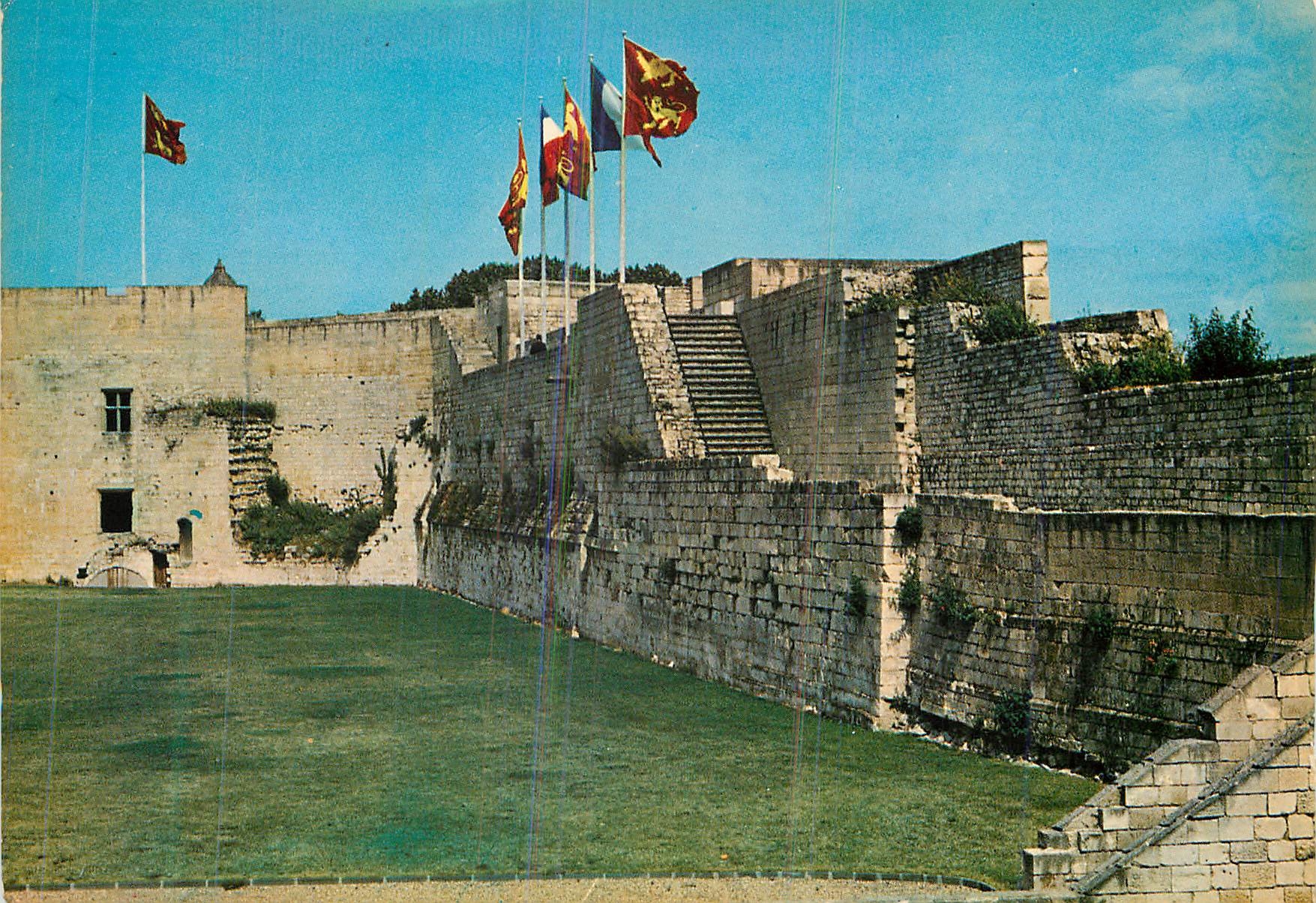 Intérieur du Château - Les Remparts et la Tour de la Reine Mathilde (XIVe et XVe s.) — Artaud Frères - Éditeurs - Carquefou