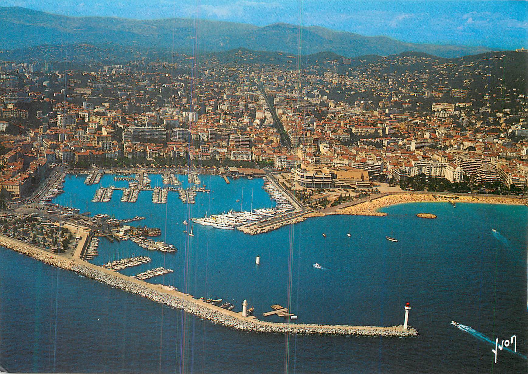 CPM La Cote d'Azur Cannes (Alpes-Maritimes) Le Vieux port et le Nouveau Palais des Festivals