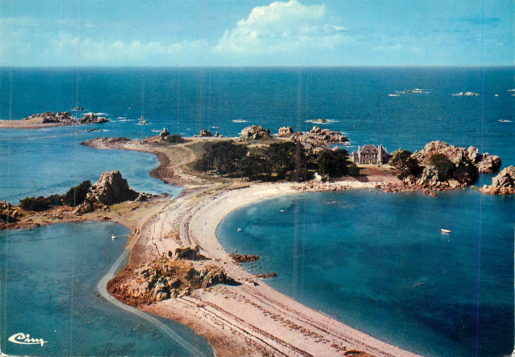 CPM Bugueles (C du N) Vue aerienne Le sillon et le chateau d'Ambroise Thomas