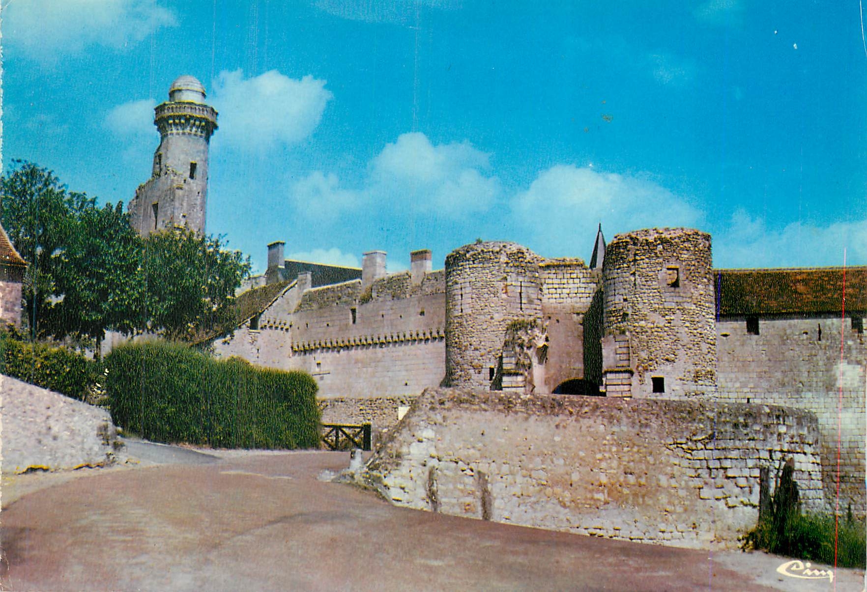 CPM Le Grand-Pressigny (I et L) Entree du chateau et la tour Vironne (XIIIe et XVIe S)