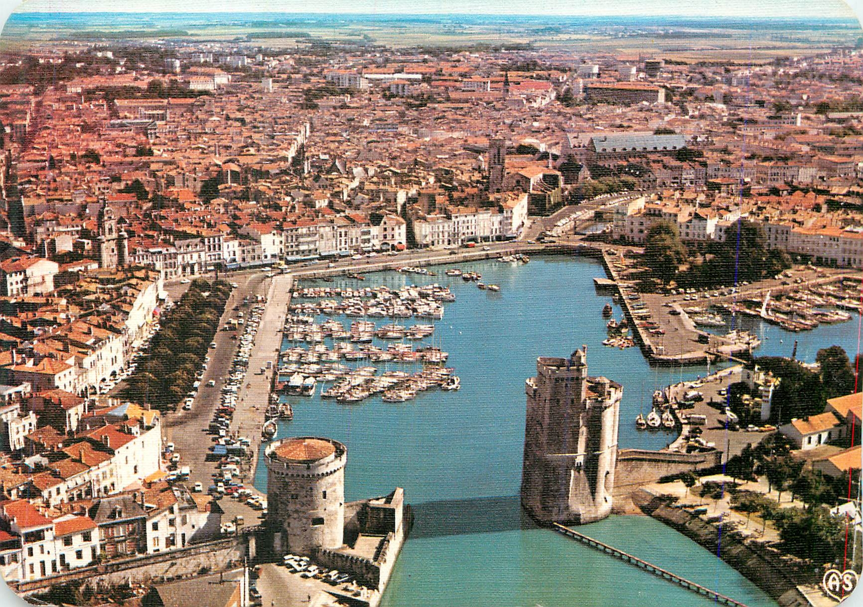 CPM La Rochette (Chte Mme) Vue generale du Port et les Tours