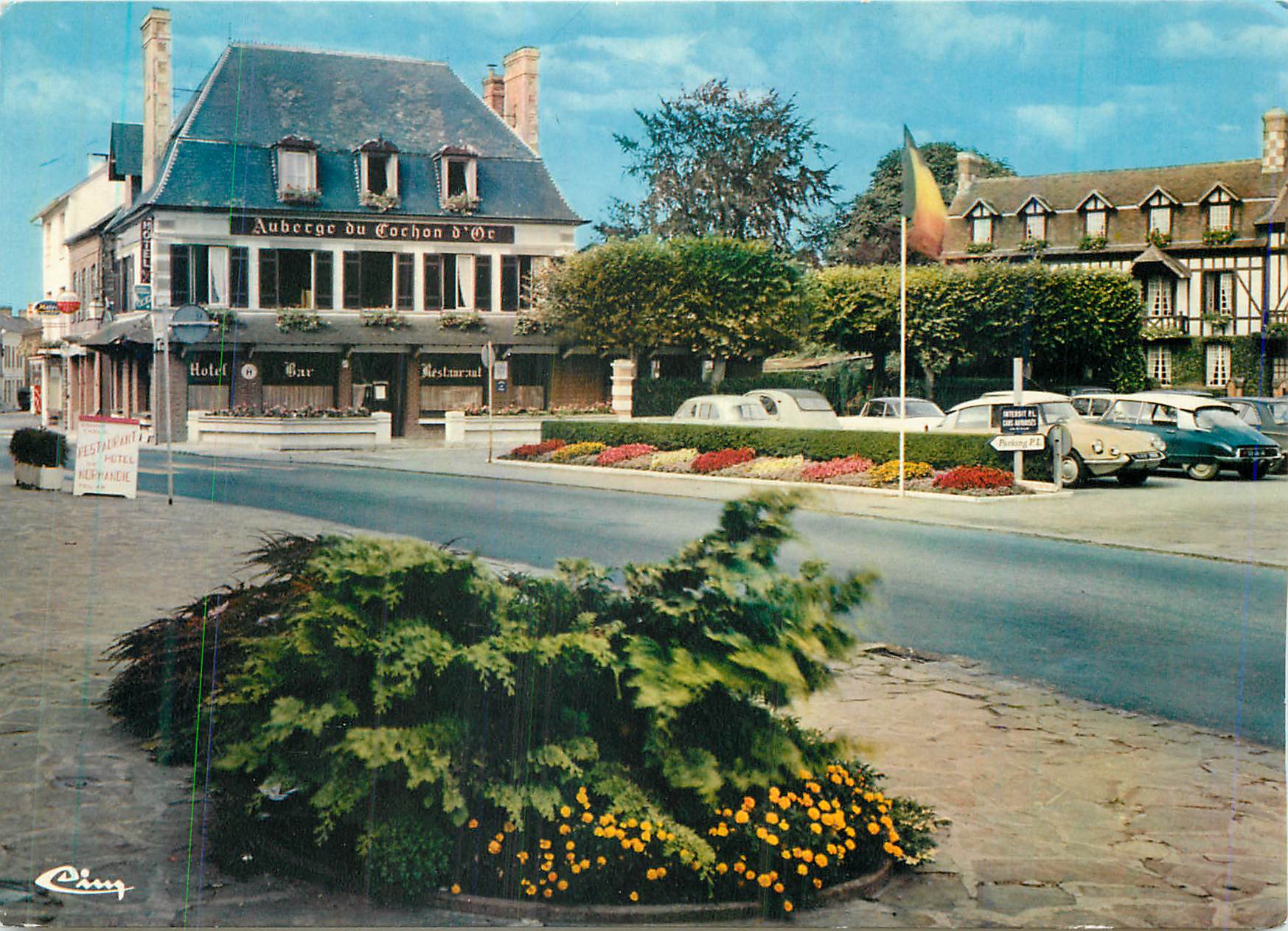 CPM Beuzeville (Eure) Place de Gaulle Auberge du cochon d'or