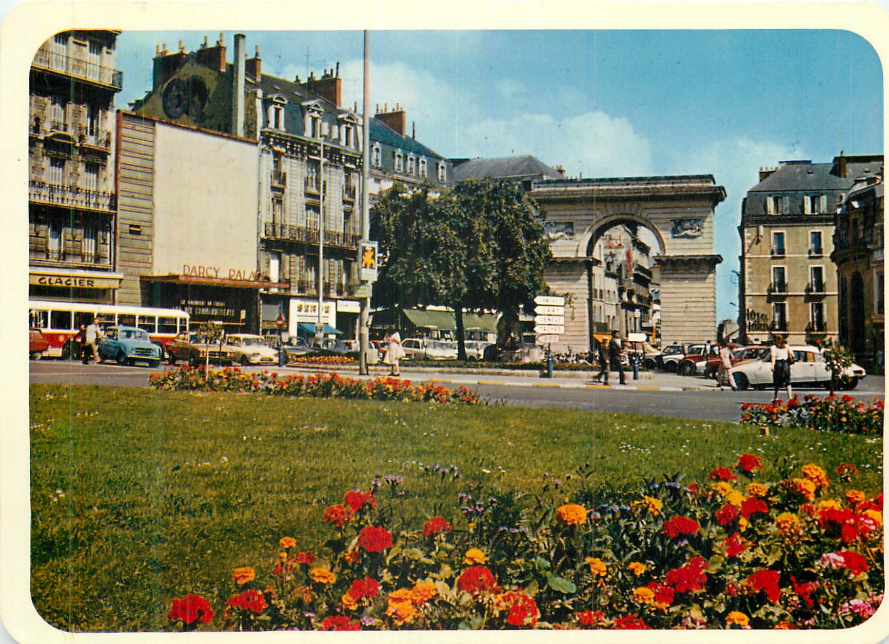 CPM Dijon (Cote-d'Or) Place Darcy La Porte Guillaume