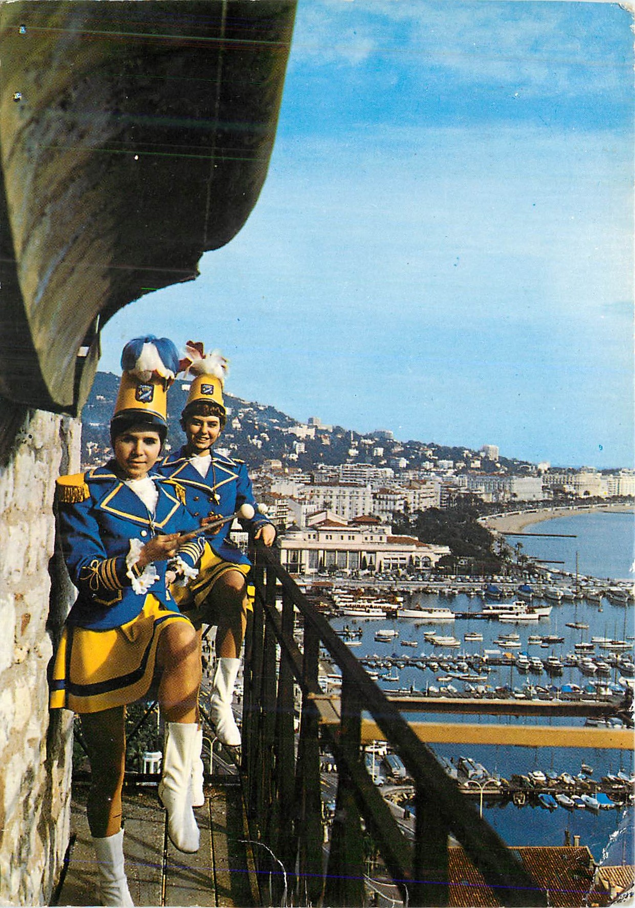 CPM Majorettes de Cannes a l'Horloge du Suquet Vue generale de Cannes