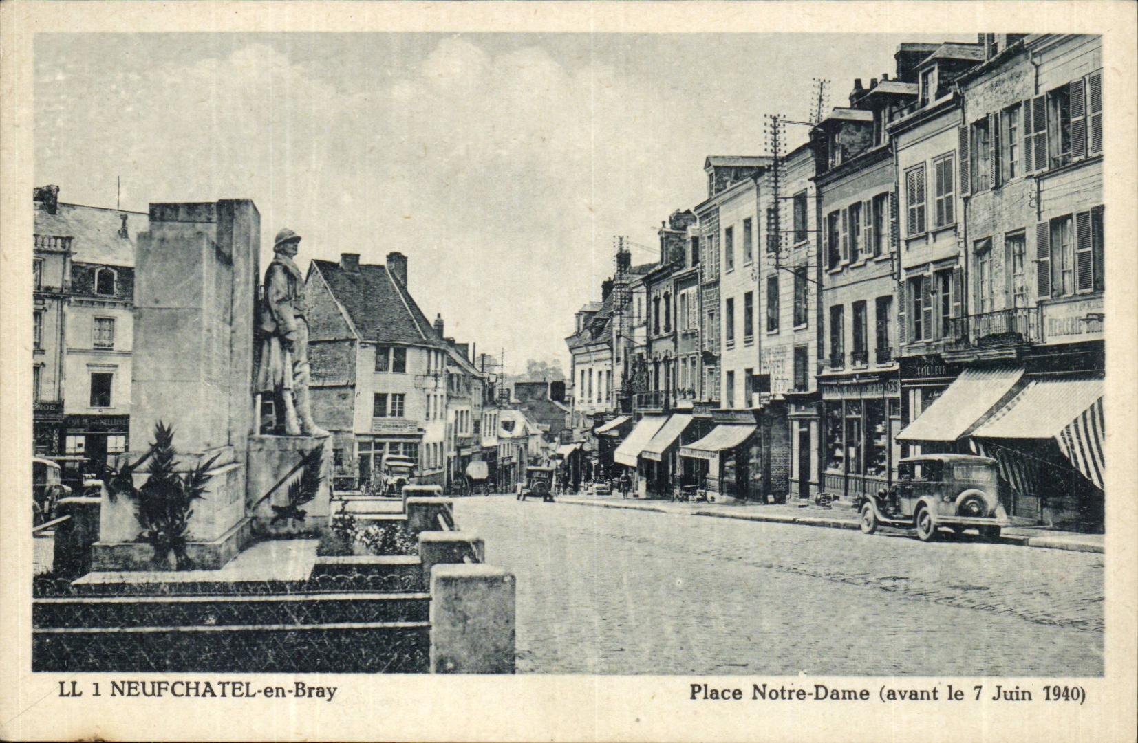 Neufchatel-en-Bray- Place Notre-Dame- Automobile- Monument-CPA
