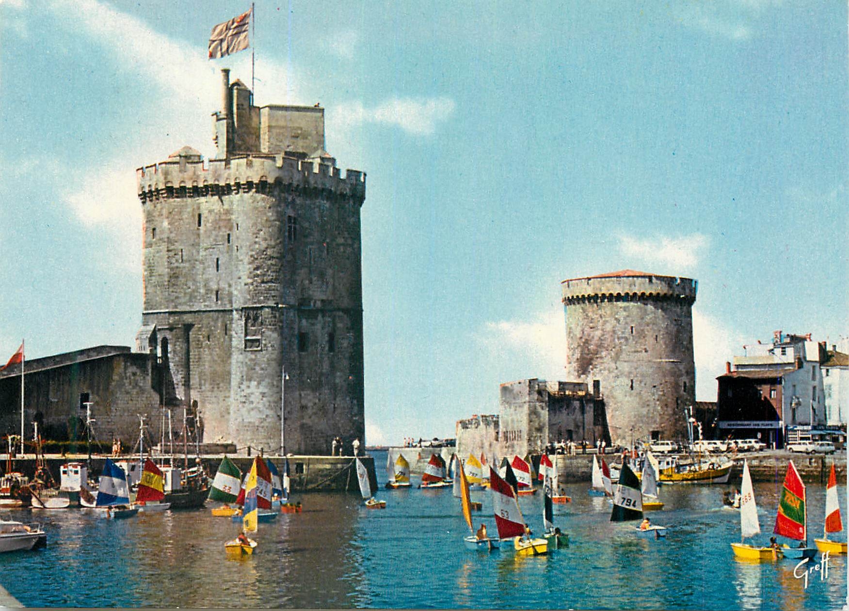 CPM En Aunis La Rochelle (Charente Maritime) la tour saint nicolas et la tour de la chaine Bateaux