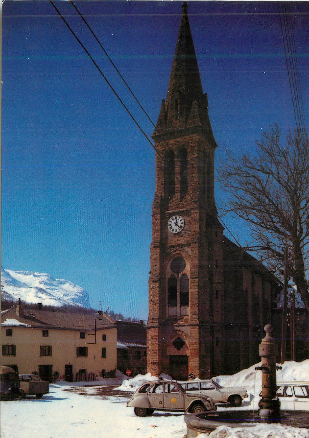 Église de Villard-d'Arene — vue hivernale avec montagnes enneigées — Éditions de l'Économie