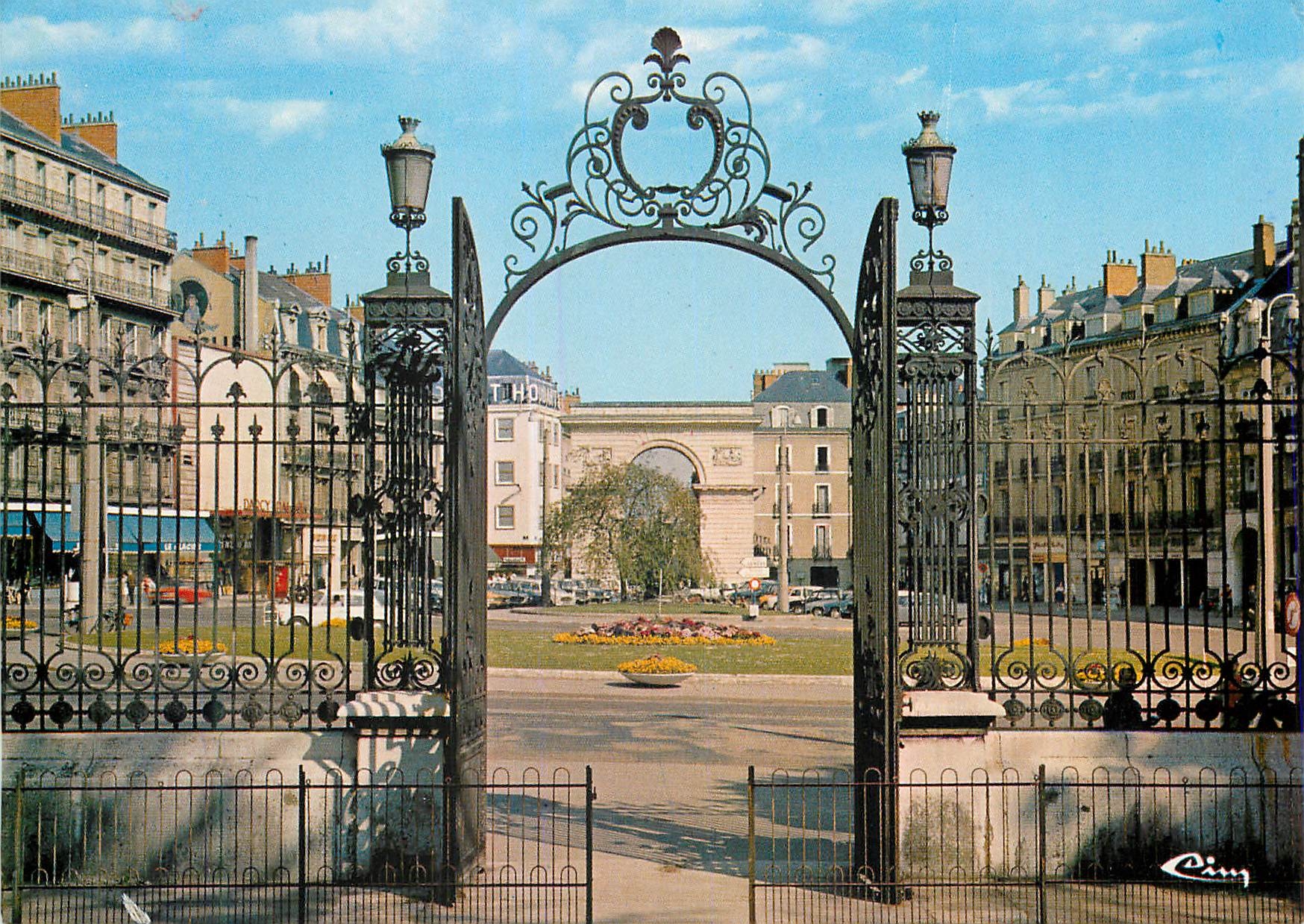 CPM Dijon (Cote d'Or) Place darcy la grille du square