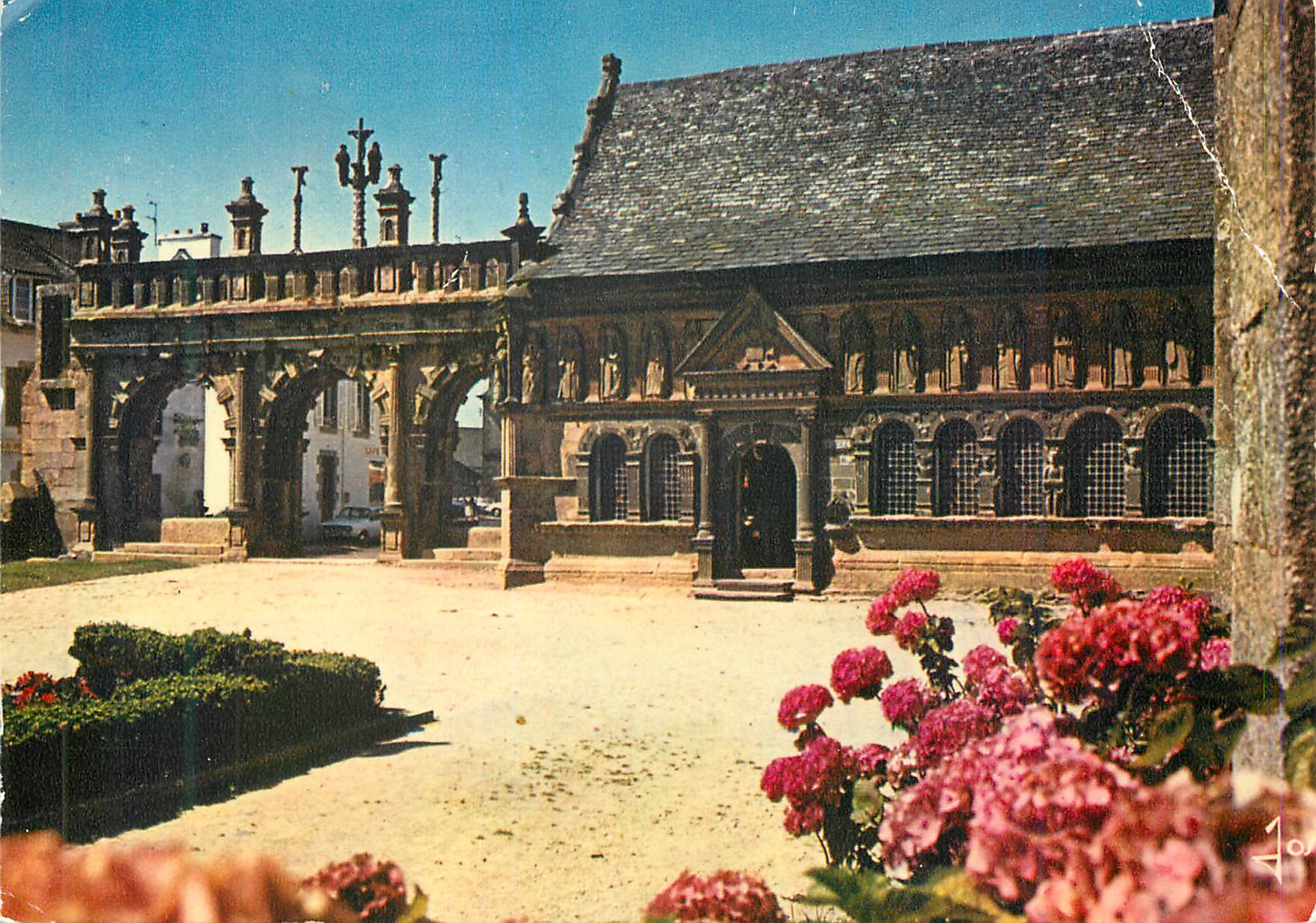 CPM La Bretagne en couleurs Sizun l'arc de triomphe et la chapelle ossuaire du XVIe s