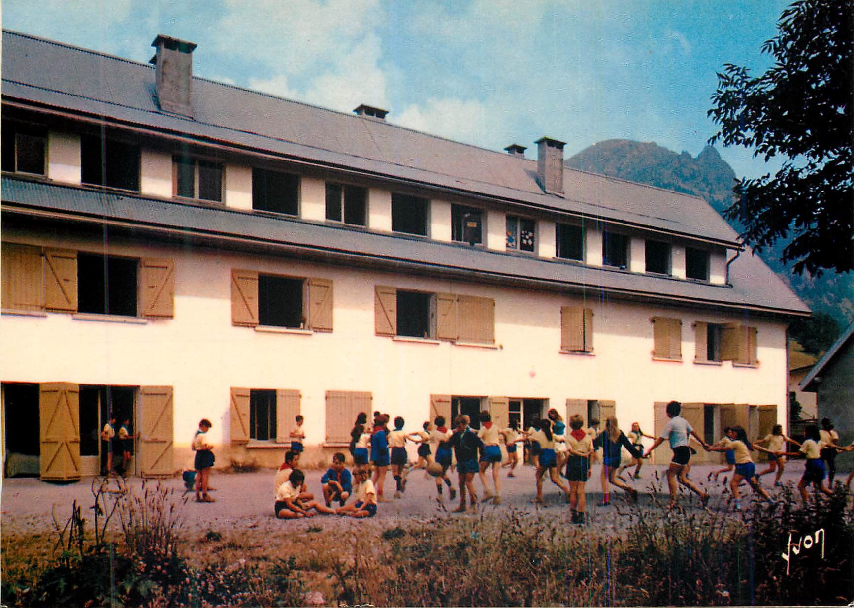 Centre de vacances du C.E. de la R.A.T.P. — Alpe du Grand Serre — 38 - Laval dens (Isère) — Éditions d'Art Arceuil
