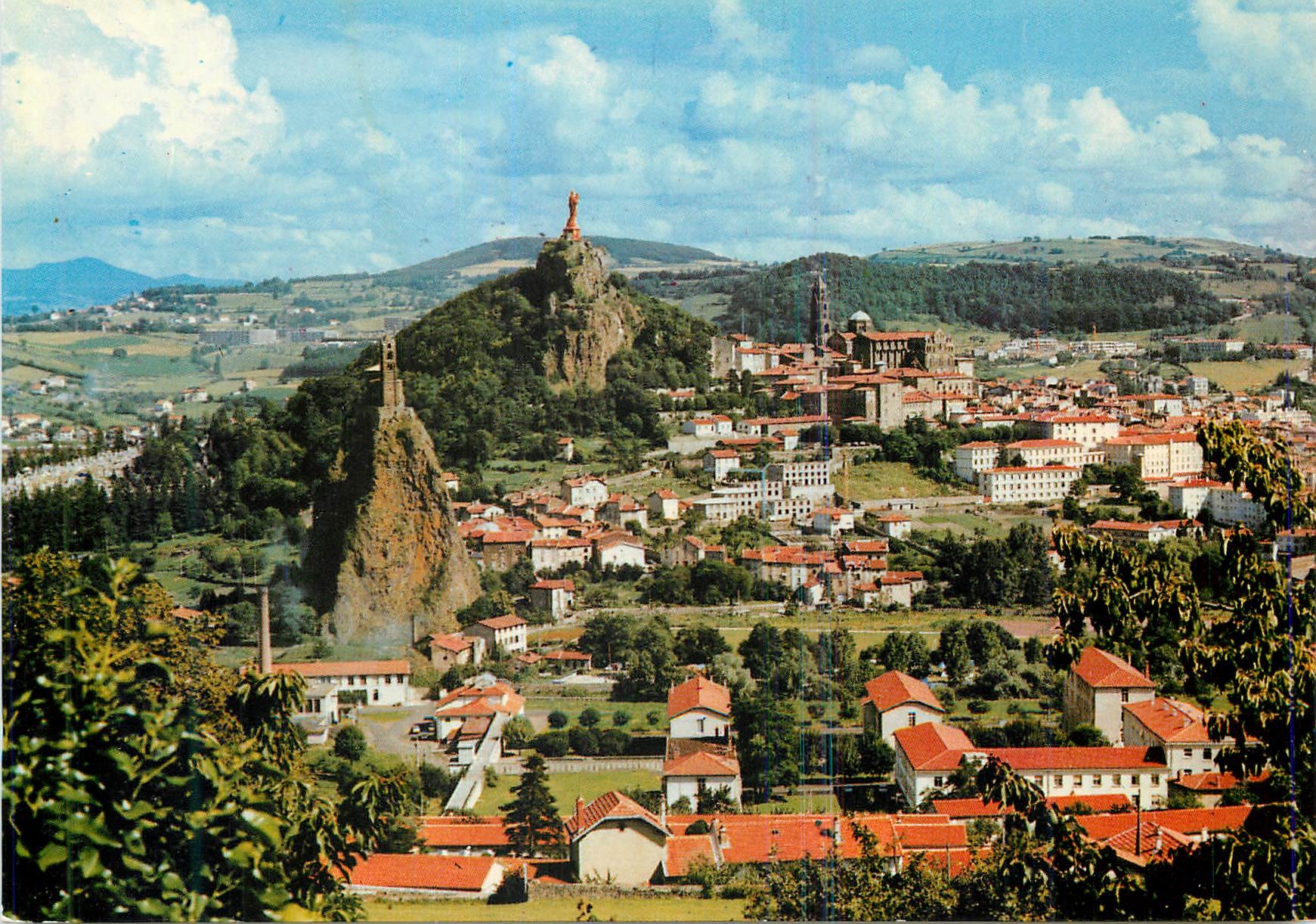 CPM Le Puy en velay (Hte Loire) alt 630 m vue d'ensemble sur le rocher St Michel rocher corneille et cathedrale