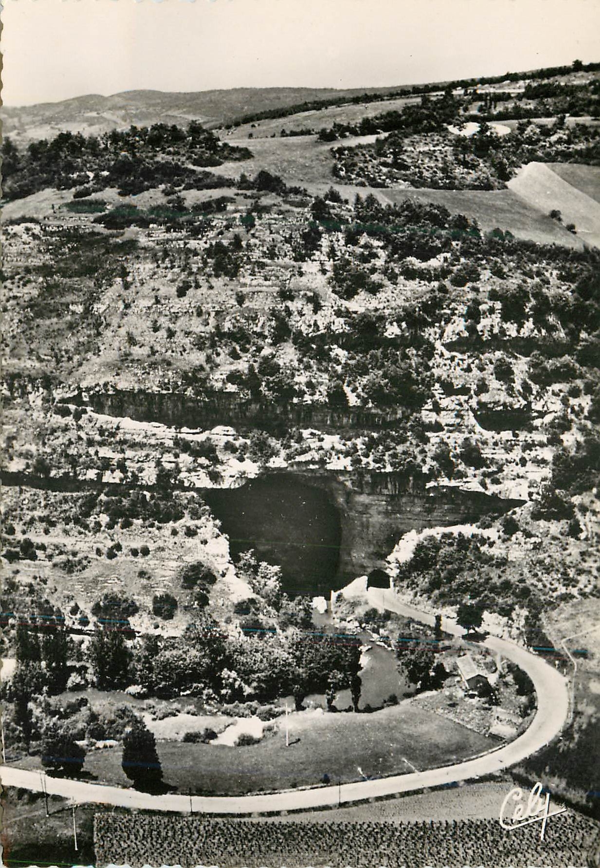 CPM Vue aerienne du Mas d'Azil (Ariege) entree de la grotte cote st girons