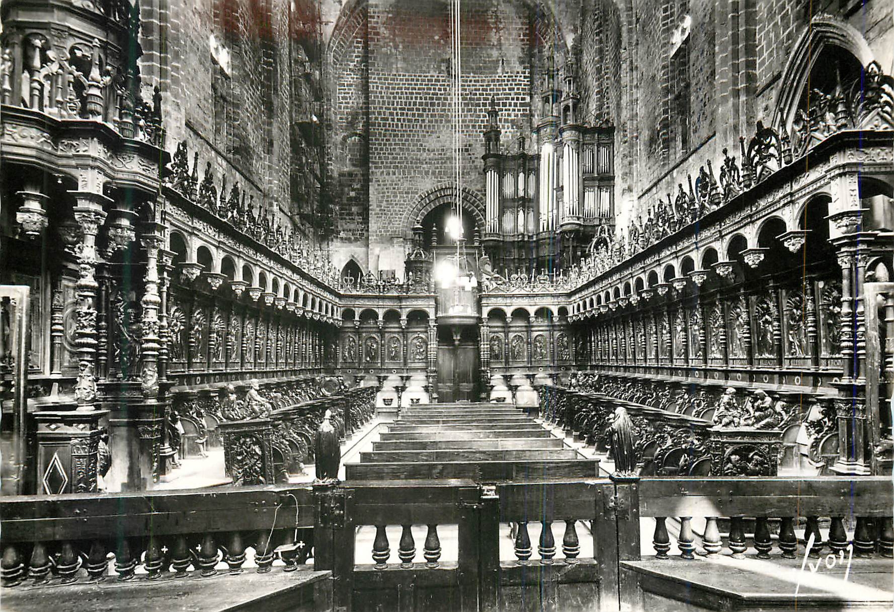 CPM Saint bertrand de comminges (Haute Garonne) choeur de la cathedrale les stalles et le buffet d'orgue