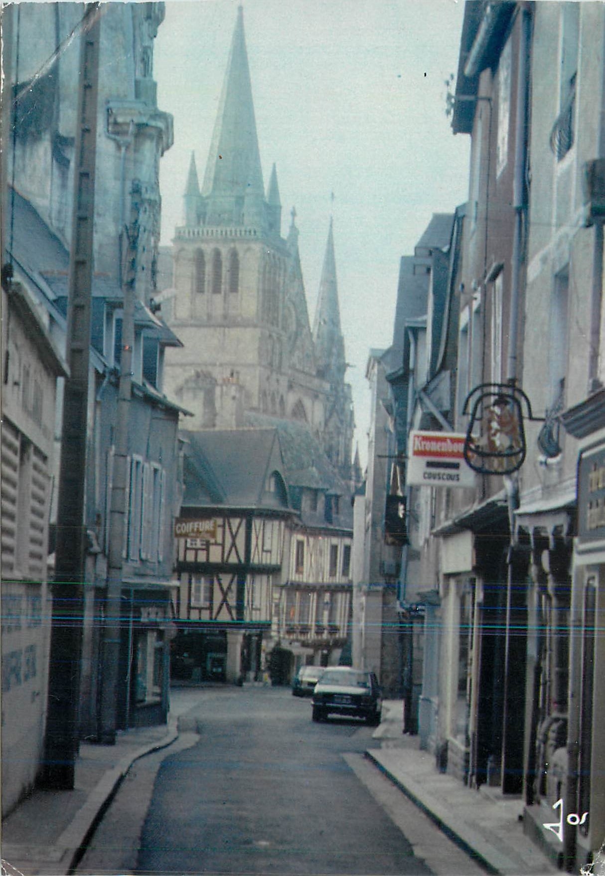 CPM Vannes la rue billaut et la cathedrale