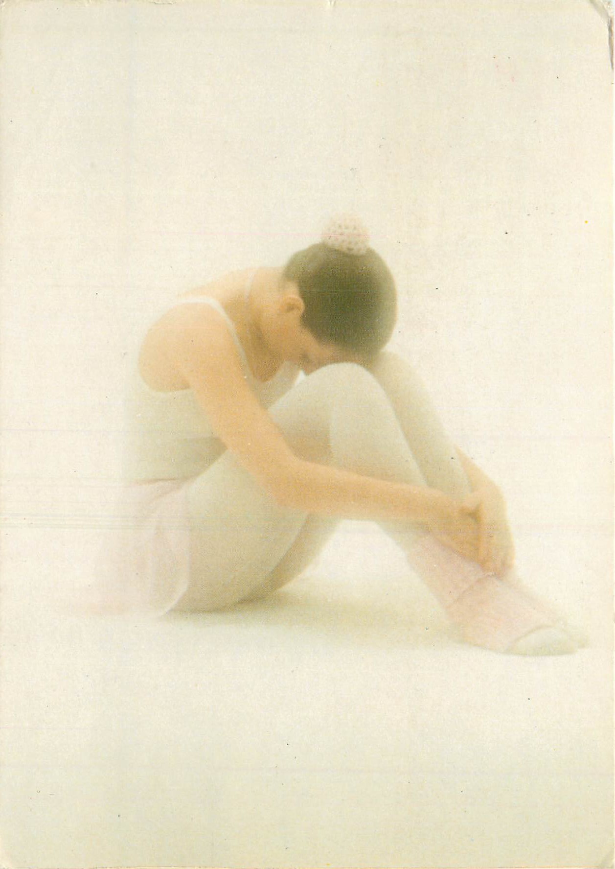 Ballet — danseuse assise en train de se chauffer — Photo Bert Andrée, n° 98/2