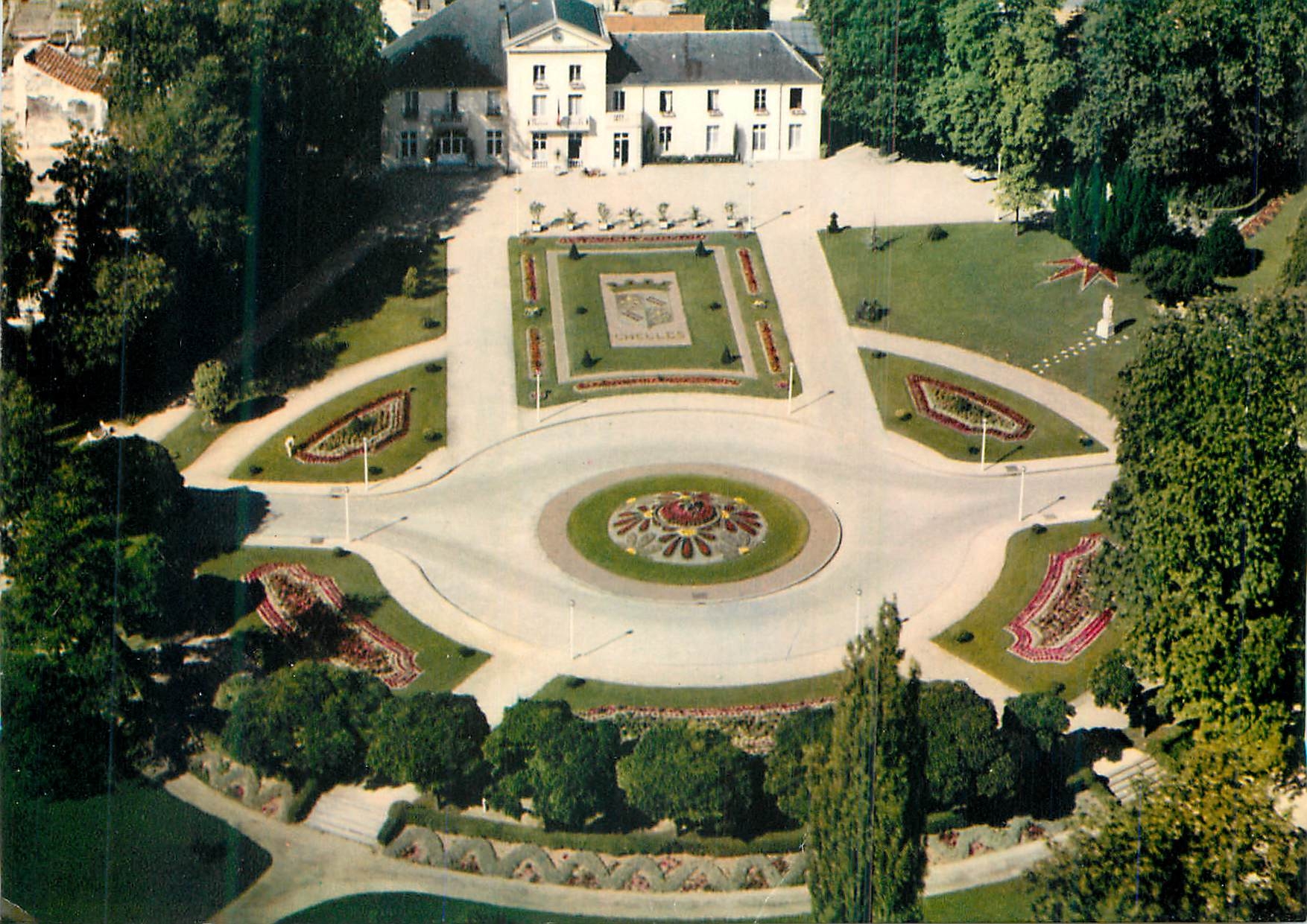 CPM Chelles (S et M) vue aerienne l'hotel de ville et le parc du souvenir
