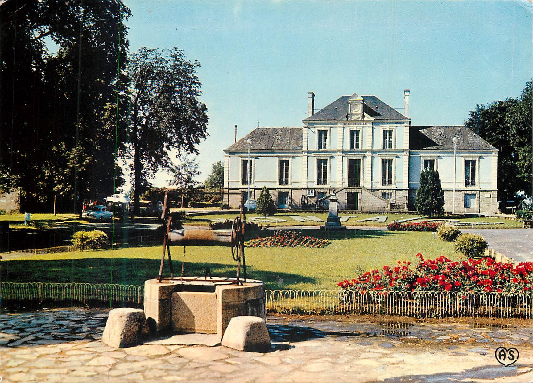 CPM Montaigu (Vendee) l'hotel de ville et ses jardins