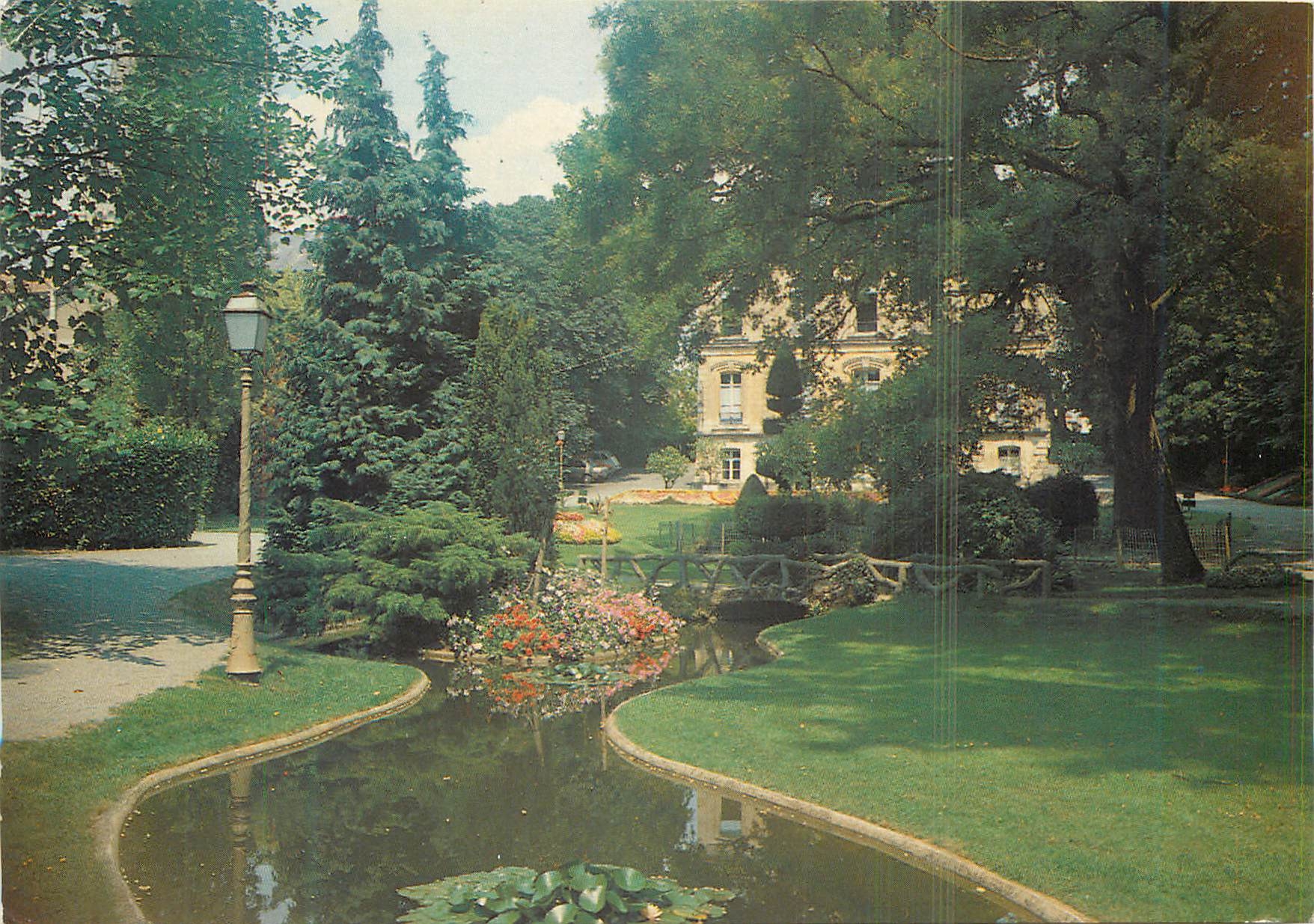 CPM Fontenay le compte (Vendee) le jardin et l'hotel de ville